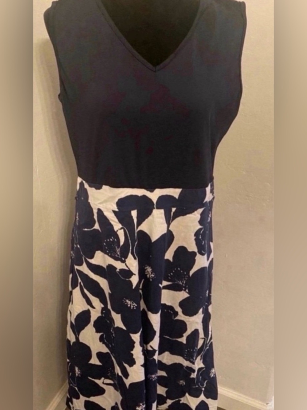 Women’s Sleeveless Navy and White Floral V-Neck Dress (Size L)